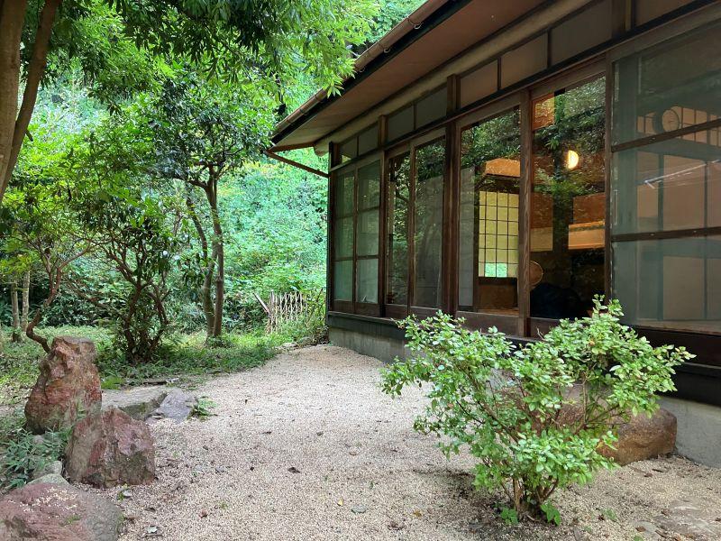 鎌倉市浄明寺四丁目の売買物件/外観｜平家部分を庭から見るとこんな感じです。旅館のようなたたずまい。