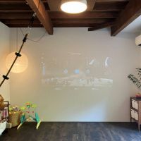 鎌倉市浄明寺四丁目の売買物件/LDK｜塗装仕上げの壁はプロジェクターで映画を投影できるように計画されました。