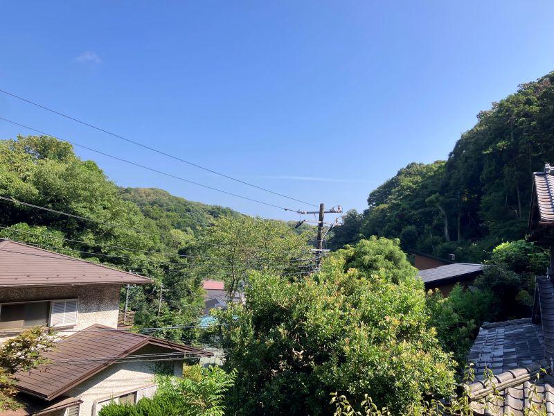 鎌倉市浄明寺四丁目の売買物件/眺望｜2階からはこんな景色です。坂の中腹の家なので、思った以上に見晴らしがいい。
