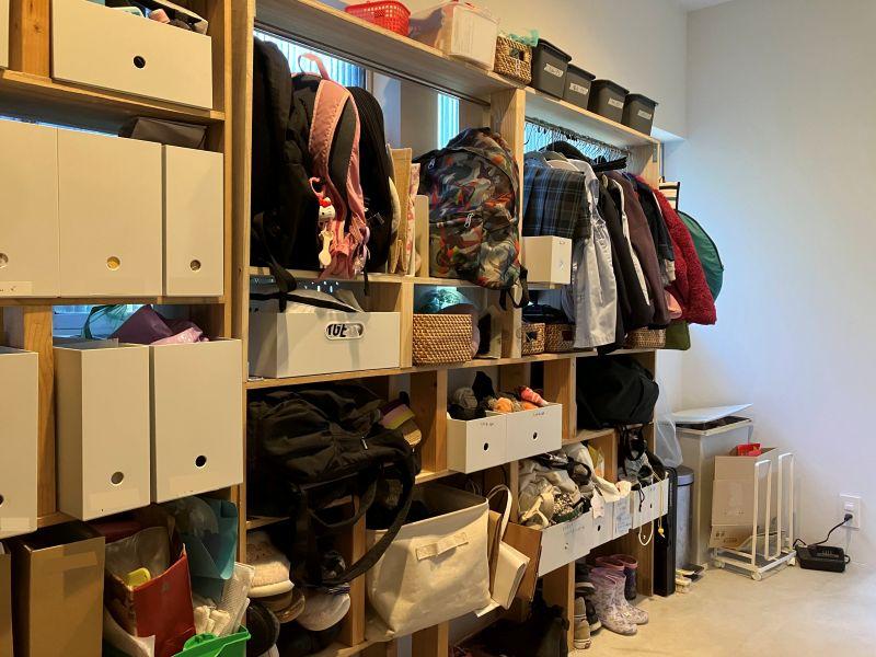 鎌倉市浄明寺四丁目の売買物件/収納｜玄関まわりにこれだけの広さの収納があるのは絶対に便利。