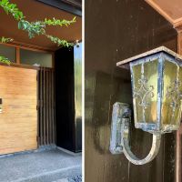 鎌倉市浄明寺四丁目の売買物件/玄関｜既存のものを残した照明はクラシカルでいい感じ。
