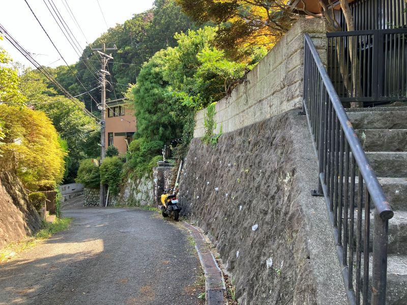 鎌倉市浄明寺四丁目の売買物件/周辺｜道路側に擁壁があります。