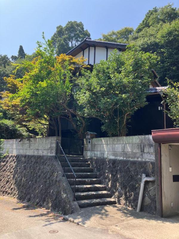 鎌倉市浄明寺四丁目の売買物件/外観｜家の前にはモミジやイチヂクの葉が茂り、全貌はよく見えません。この先に、こんなに素敵な家があるなんて！