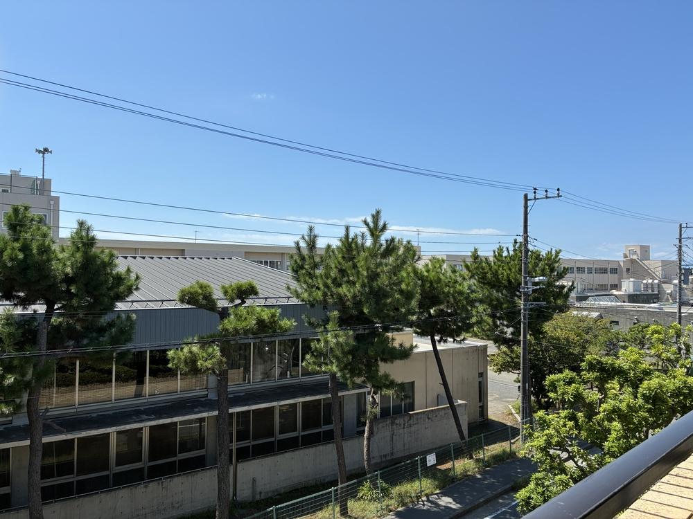 茅ヶ崎市東海岸南四丁目の賃貸物件/南側のバルコニーからは、中学校の校舎が見えます