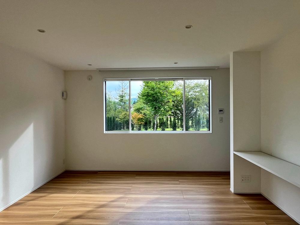 長野県北佐久郡軽井沢町の売買物件/B棟1F_ROOM｜フラットな天井に横長窓が大人っぽい