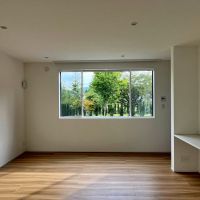 長野県北佐久郡軽井沢町の売買物件/B棟1F_ROOM｜フラットな天井に横長窓が大人っぽい
