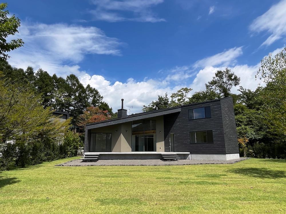 長野県北佐久郡軽井沢町の売買物件/B棟外観｜庭から建物を見る。背景の木々に包まれてた様子がとても素敵。SOLIDという無垢のセメント材の質感も自然に馴染む変化が楽しみ。