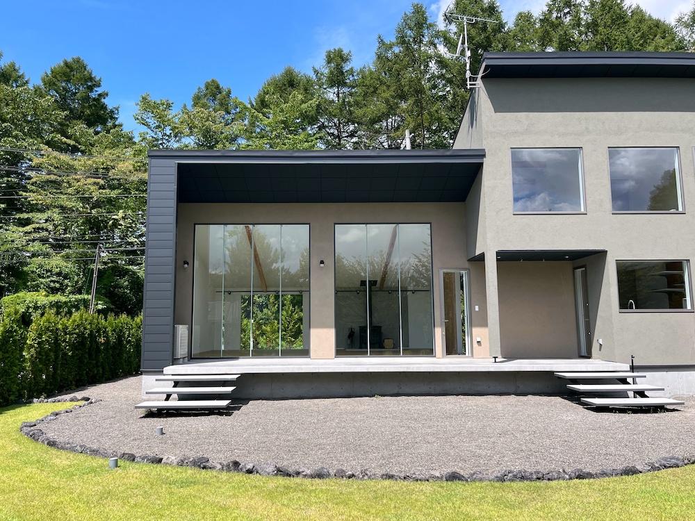 長野県北佐久郡軽井沢町の売買物件/A棟外観｜テラスの開放感がある。さらにキッチン（右奥）へも直接アクセスできる。