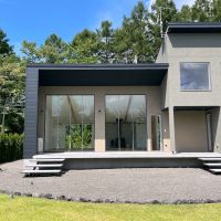 長野県北佐久郡軽井沢町の売買物件/A棟外観｜テラスの開放感がある。さらにキッチン（右奥）へも直接アクセスできる。