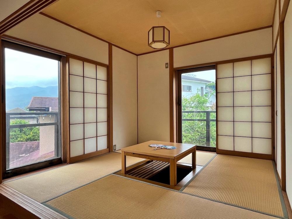 静岡県伊東市宇佐美の売買物件/2階和室｜ここにみんなで集まって暖をとる暮らしは、自然に溶け込んだ地球人的な感覚を味わうことができるのかもしれません。