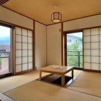 静岡県伊東市宇佐美の売買物件/2階和室｜ここにみんなで集まって暖をとる暮らしは、自然に溶け込んだ地球人的な感覚を味わうことができるのかもしれません。
