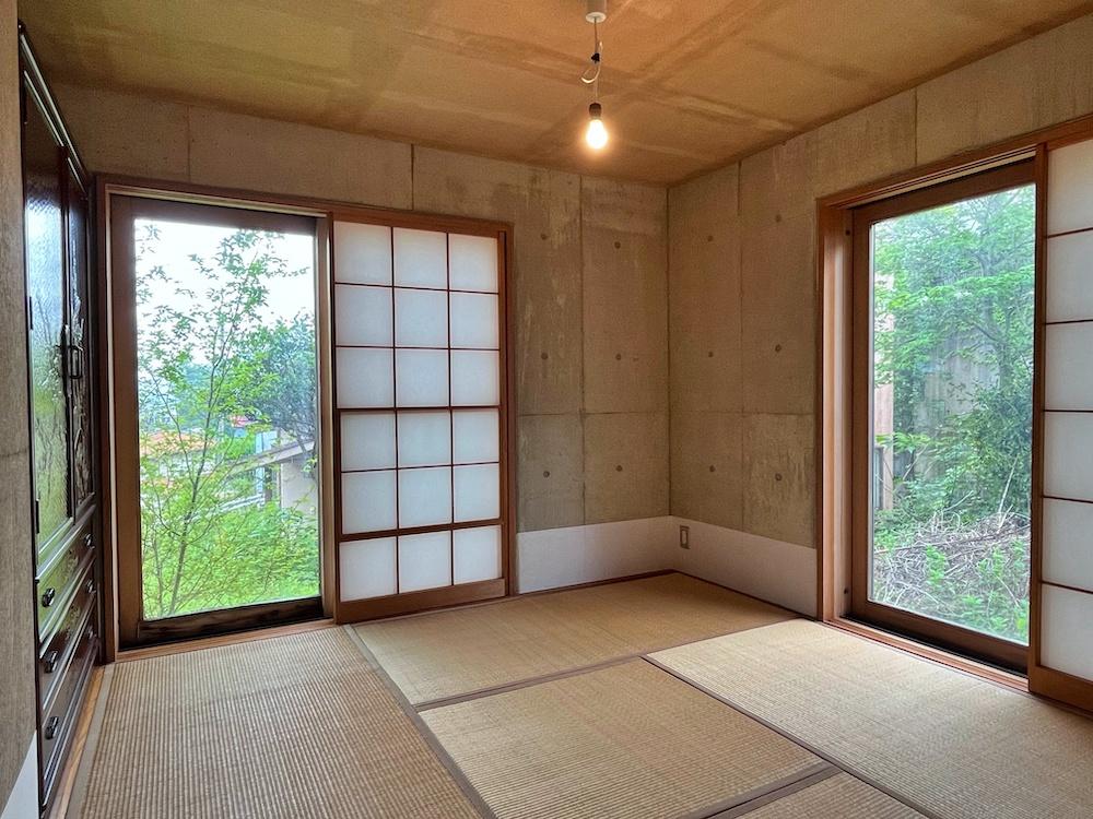 静岡県伊東市宇佐美の売買物件/1階和室｜左脇の箪笥に高さが揃っている建具