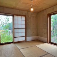 静岡県伊東市宇佐美の売買物件/1階和室｜左脇の箪笥に高さが揃っている建具