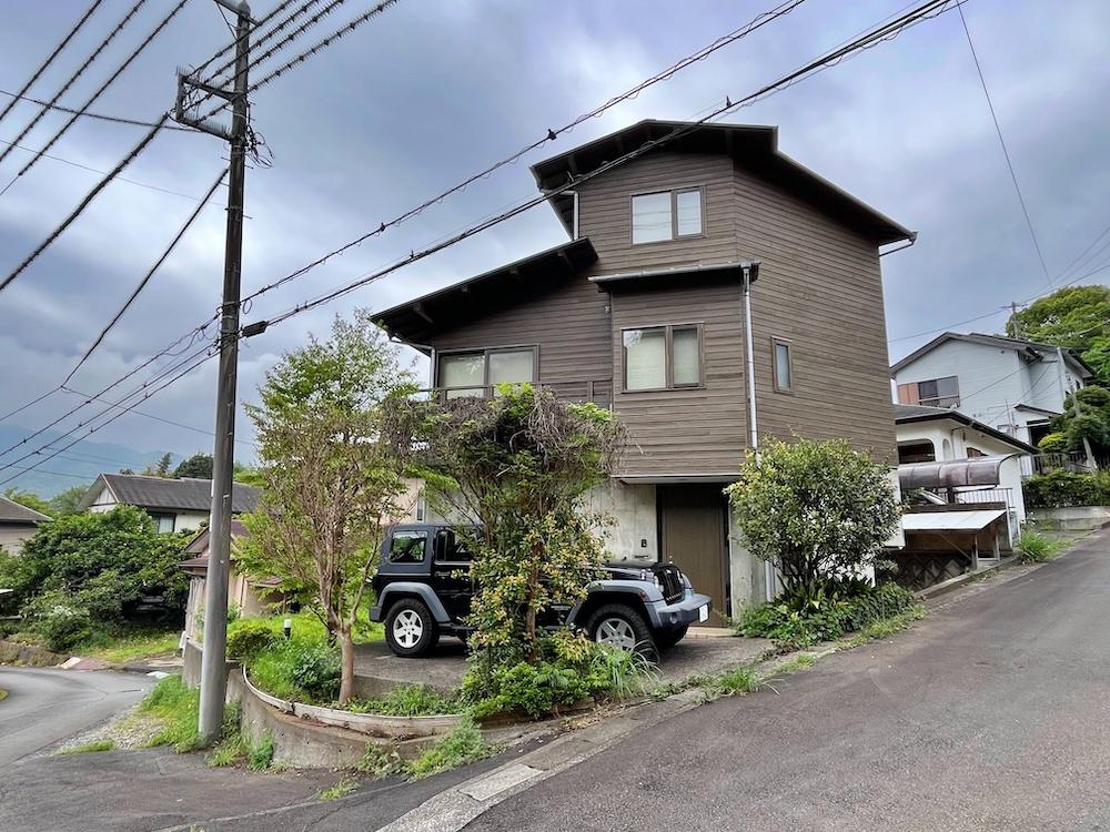 静岡県伊東市宇佐美の売買物件/曇り空ですが、凛々しい外観。駐車場は1台分。
