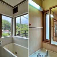 静岡県伊東市宇佐美の売買物件/左：浴室からは大きな窓が開放的｜右：洗面化粧台の木枠の窓と収納を横移動する鏡