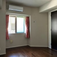 鎌倉市二階堂の賃貸物件/洋室｜北側の外廊下に面した部屋。集中して籠るならこの部屋です。