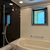 鎌倉市二階堂の賃貸物件/浴室｜きれいなユニットバス。小窓の先には木々が見えます。