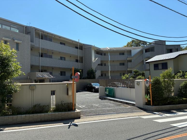 鎌倉市二階堂の賃貸物件/外観｜くの字に折れた建物。今回の部屋はまさにその折れ点にあります。