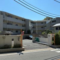 鎌倉市二階堂の賃貸物件/外観｜くの字に折れた建物。今回の部屋はまさにその折れ点にあります。