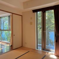 鎌倉市二階堂の賃貸物件/和室｜ここからも小さいながらバルコニーに出られます。
