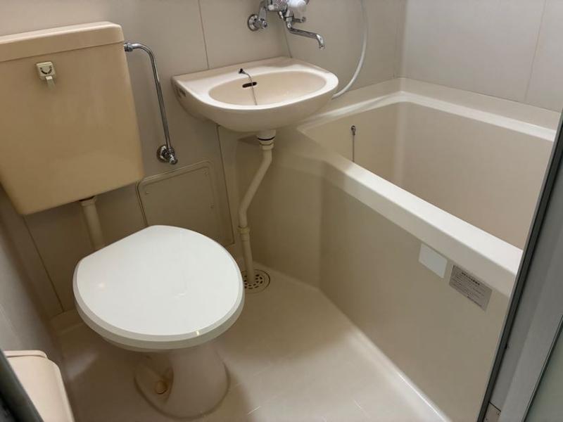 鎌倉市七里ガ浜一丁目の賃貸物件/水まわり｜トイレと一体のユニットバスです。