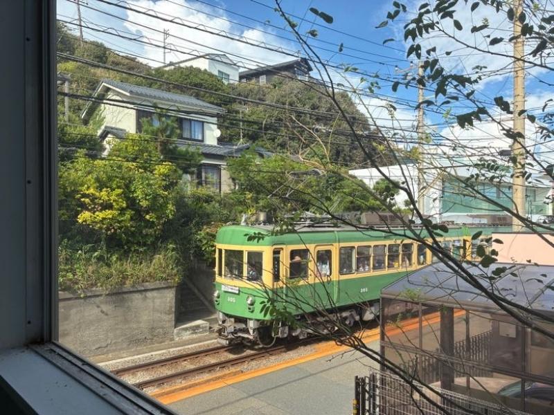 鎌倉市七里ガ浜一丁目の賃貸物件/共用階段｜江ノ電が間近に見えます。