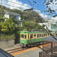 鎌倉市七里ガ浜一丁目の賃貸物件/共用階段｜江ノ電が間近に見えます。