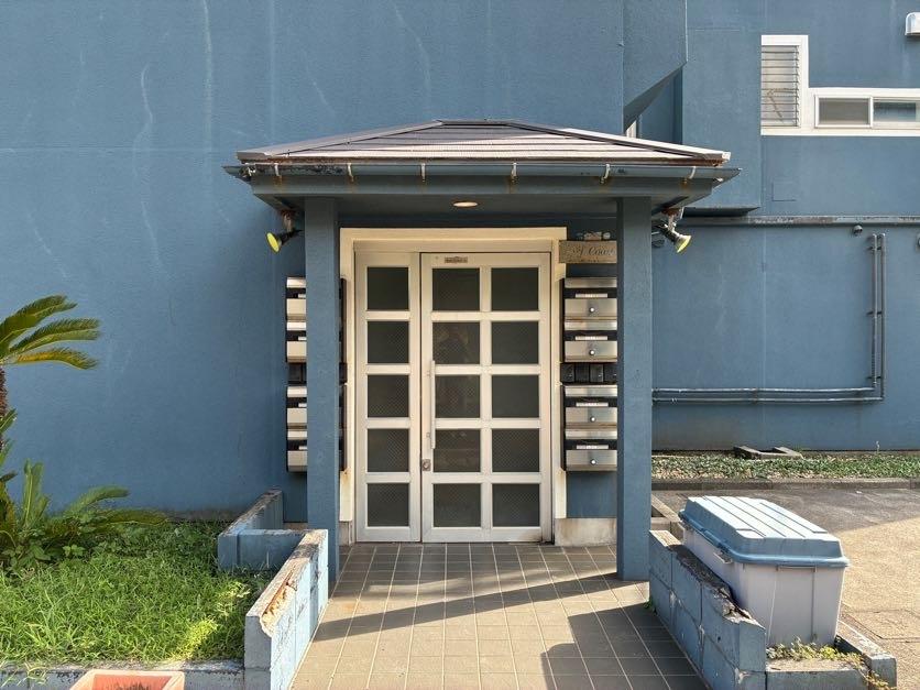 鎌倉市七里ガ浜一丁目の賃貸物件/外部｜この扉を開けると共用階段が続いています。