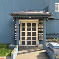 鎌倉市七里ガ浜一丁目の賃貸物件/外部｜この扉を開けると共用階段が続いています。