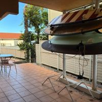 鎌倉市七里ガ浜一丁目の賃貸物件/外部｜1階にある共有テラス。住む方達のボードが置いてあります。