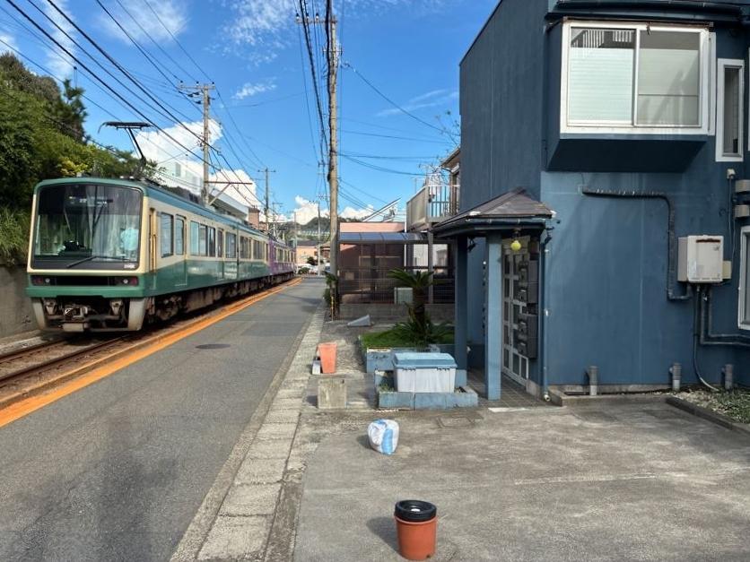 鎌倉市七里ガ浜一丁目の賃貸物件/建物の目の前には江ノ電。柵など遮るものは何もありません。