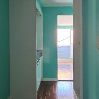 鎌倉市七里ガ浜一丁目の賃貸物件/玄関｜奥から海の明るい光が差し込みます。
