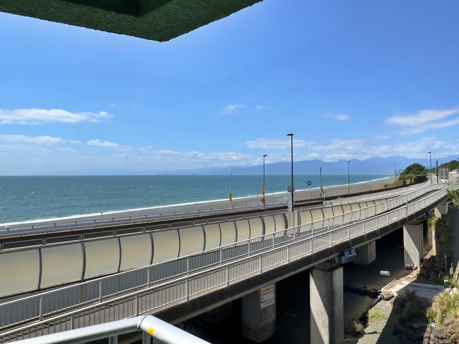 中郡大磯町大磯の売買物件/バルコニーからの眺望｜下には西湘バイパス。そして海と伊豆半島