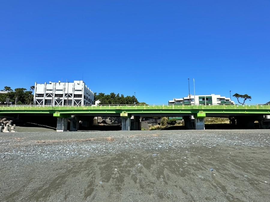 中郡大磯町大磯の売買物件/海岸からマンションを見る｜右に今回の物件、左には同じ年代に建てられた大磯町役場