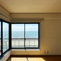 中郡大磯町大磯の売買物件/リビング｜こちらのコーナーもいい感じ。窓辺で読書したい