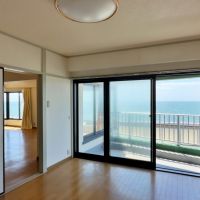 中郡大磯町大磯の売買物件/洋室その1｜リビングの隣の洋室も海に面しています