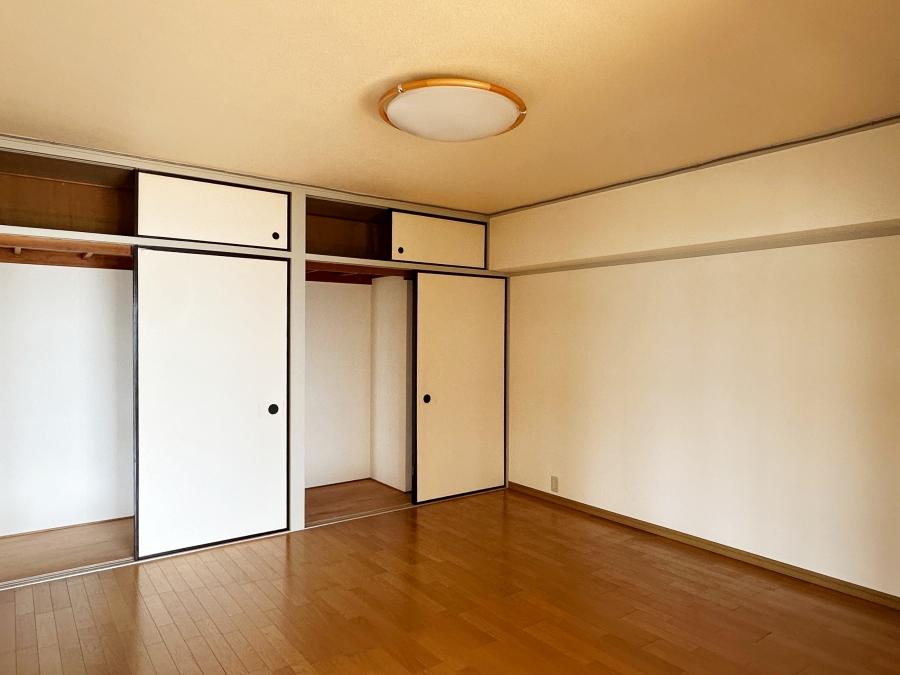 中郡大磯町大磯の売買物件/洋室その2｜戸袋と襖を見ると元々は和室だったのかもしれません。