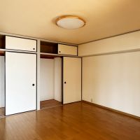 中郡大磯町大磯の売買物件/洋室その2｜戸袋と襖を見ると元々は和室だったのかもしれません。