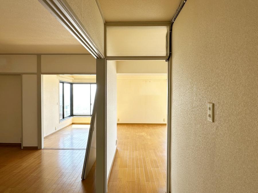 中郡大磯町大磯の売買物件/廊下｜天井部分のすりガラスがいい