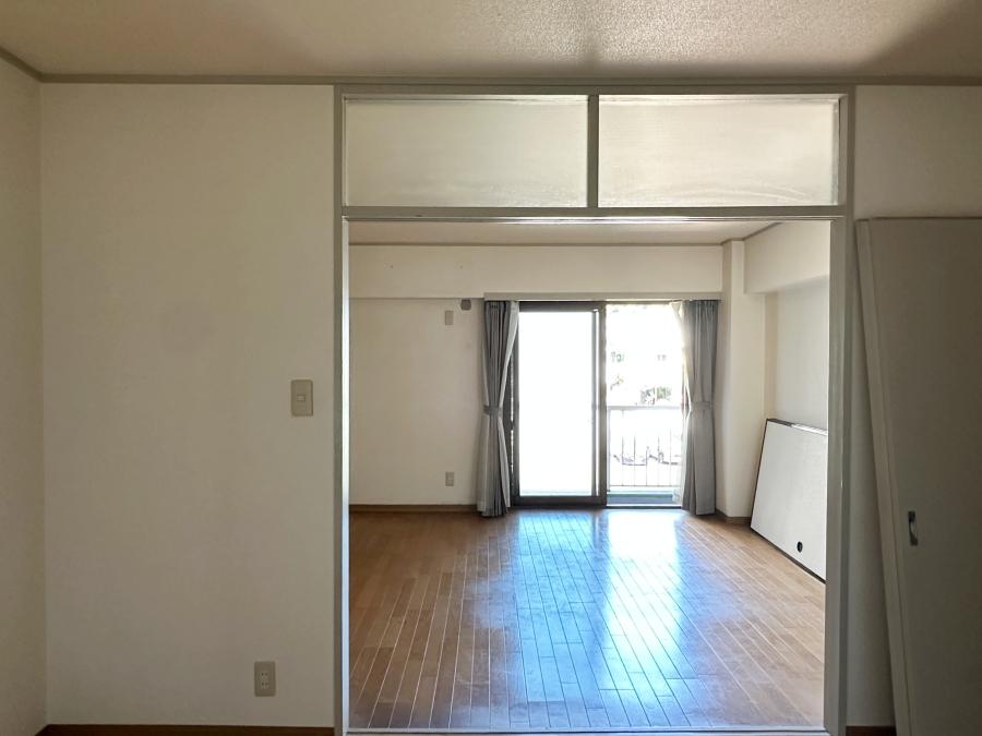 中郡大磯町大磯の売買物件/洋室その3｜海と反対側の部屋。窓はありますが、部屋全体は少し暗い印象