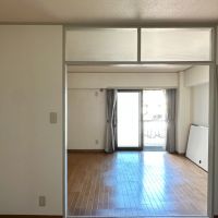 中郡大磯町大磯の売買物件/洋室その3｜海と反対側の部屋。窓はありますが、部屋全体は少し暗い印象