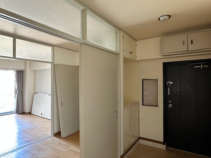 中郡大磯町大磯の売買物件/玄関と洋室その3｜玄関と部屋の間に微妙なスペースがあります