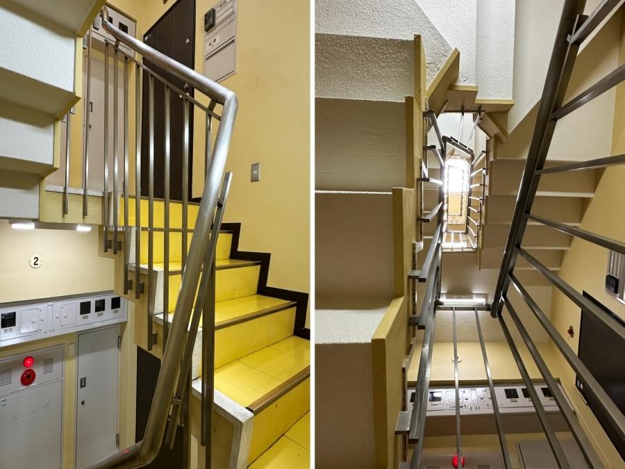 中郡大磯町大磯の売買物件/共有部の階段｜急勾配の手すりと螺旋を巻く中心にトップライトからの光が落ちてきます