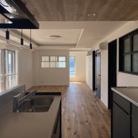 藤沢市片瀬海岸二丁目の売買物件/キッチンからも海や江の島がちょっと見えて嬉しい。