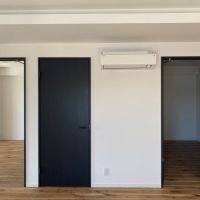 藤沢市片瀬海岸二丁目の売買物件/洋室2部屋│南側(左)の洋室は明るい印象ですが、北側(右)の洋室は陽が届きにくい様子。真ん中の扉は納戸です。