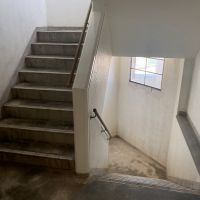 藤沢市片瀬海岸二丁目の売買物件/共有部│階段はレトロ