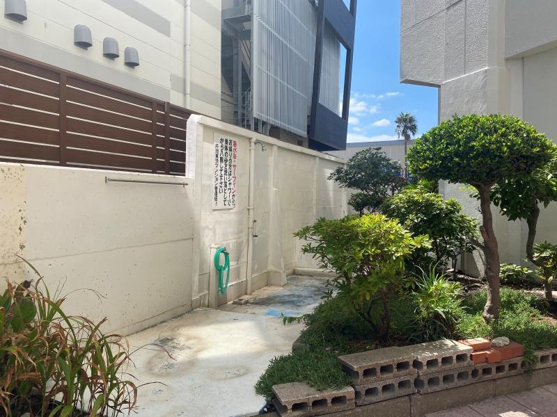 藤沢市片瀬海岸二丁目の売買物件/共有部│砂汚れは洗い落としてから入館しましょう。