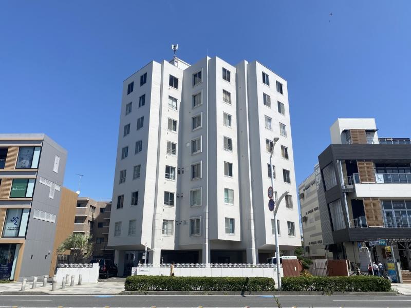 藤沢市片瀬海岸二丁目の売買物件/青空と相性がいい白い壁