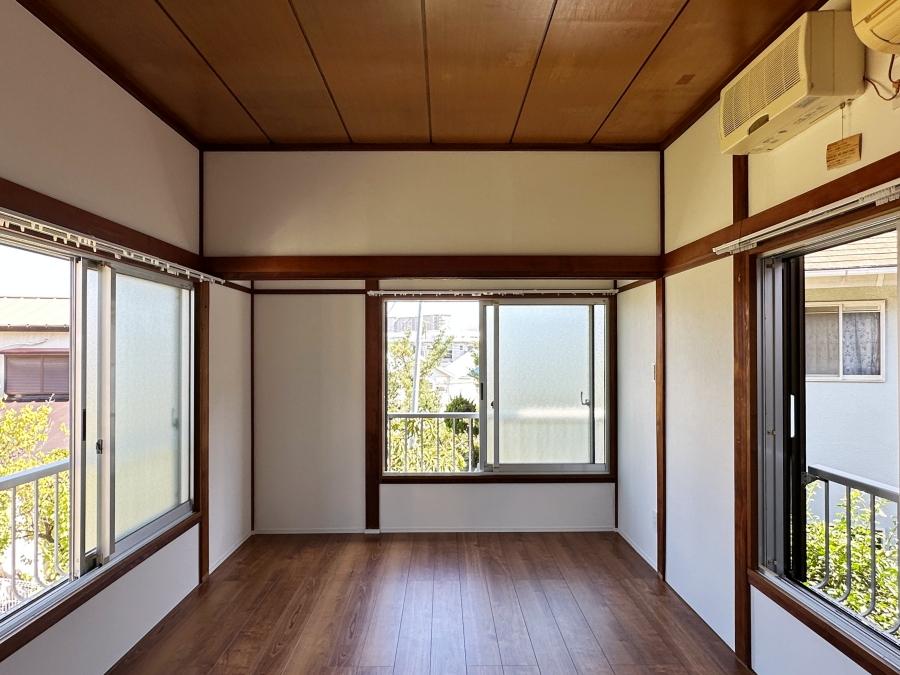 藤沢市辻堂新町三丁目の賃貸物件/2階洋室｜正面と左の窓からは抜け感のある借景を楽しめます