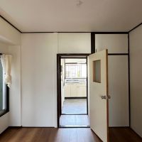 藤沢市辻堂新町三丁目の賃貸物件/2階洋室｜ドアを開けるとキッチンがあります